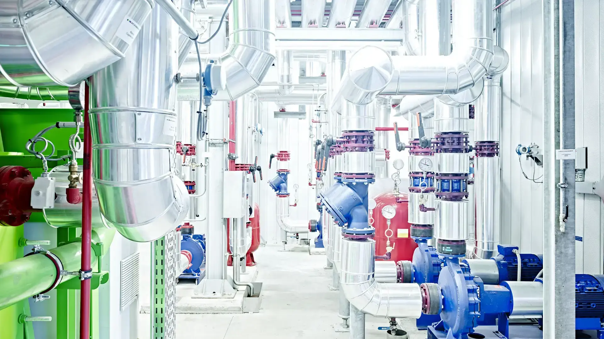 Interno di centrale di trigenerazione con tubature e impianti industriali