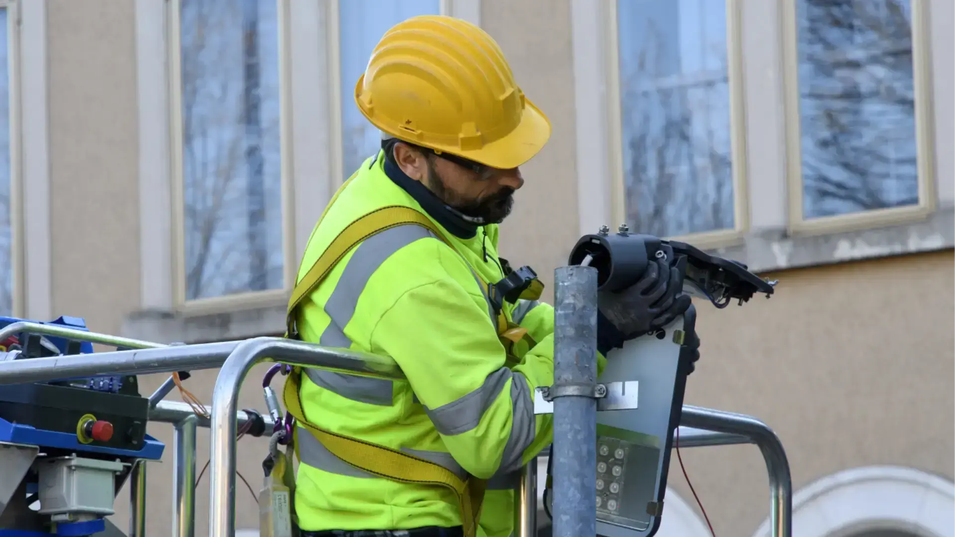 Tecnico Dolomiti Energia su cestello durante installazione di lampada LED stradale