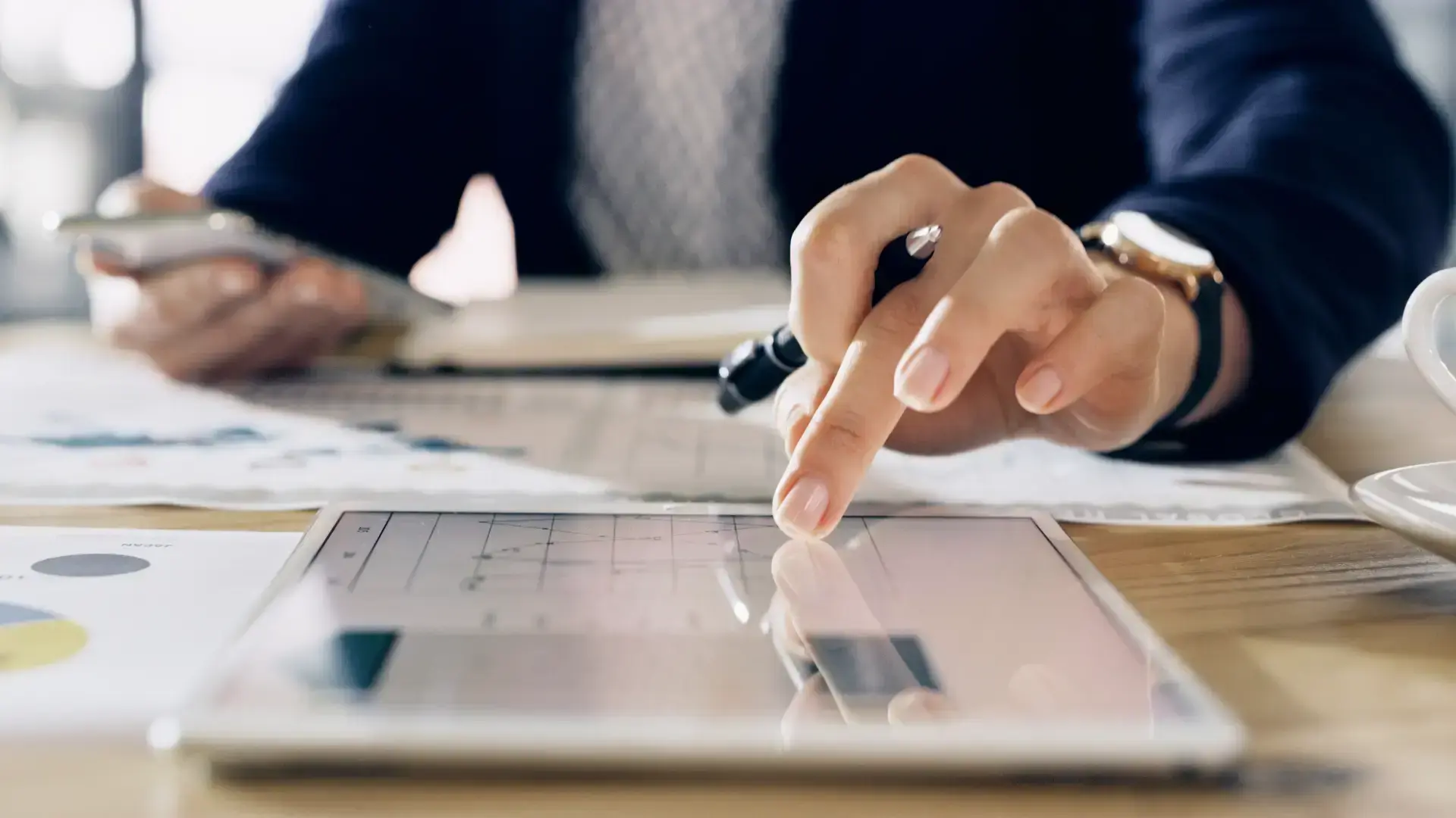 Mano che interagisce con tablet per gestione dati e analisi documenti