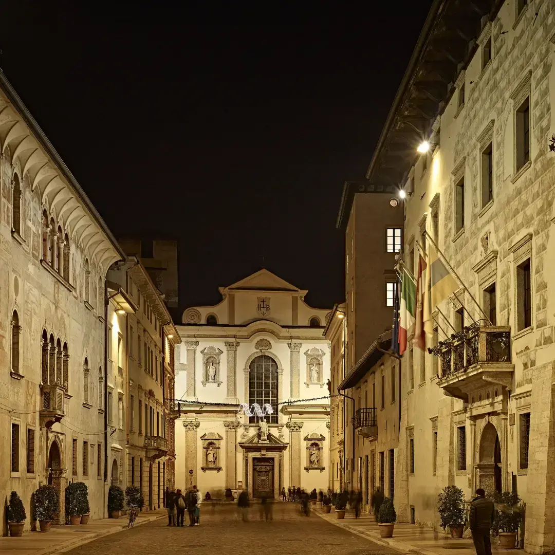 Centro storico di Trento di notte con chiesa e edifici storici illuminati