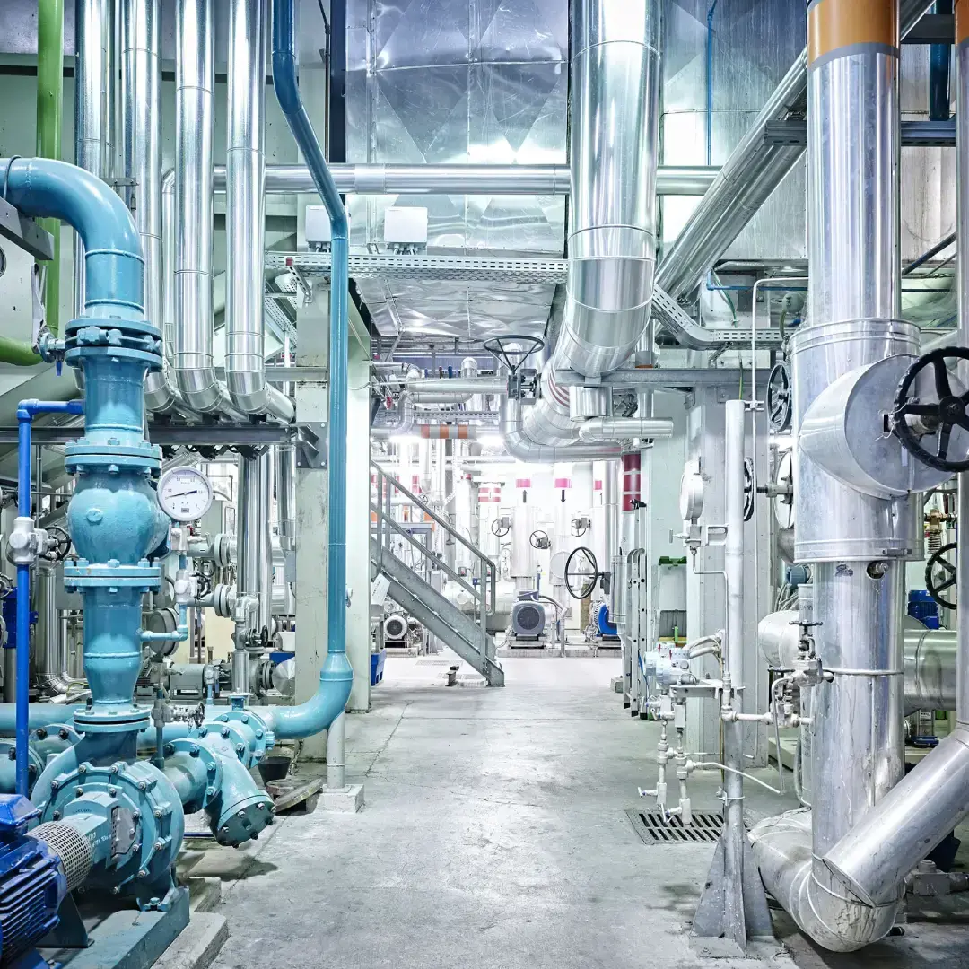 Interno di centrale energetica con tubature e valvole industriali