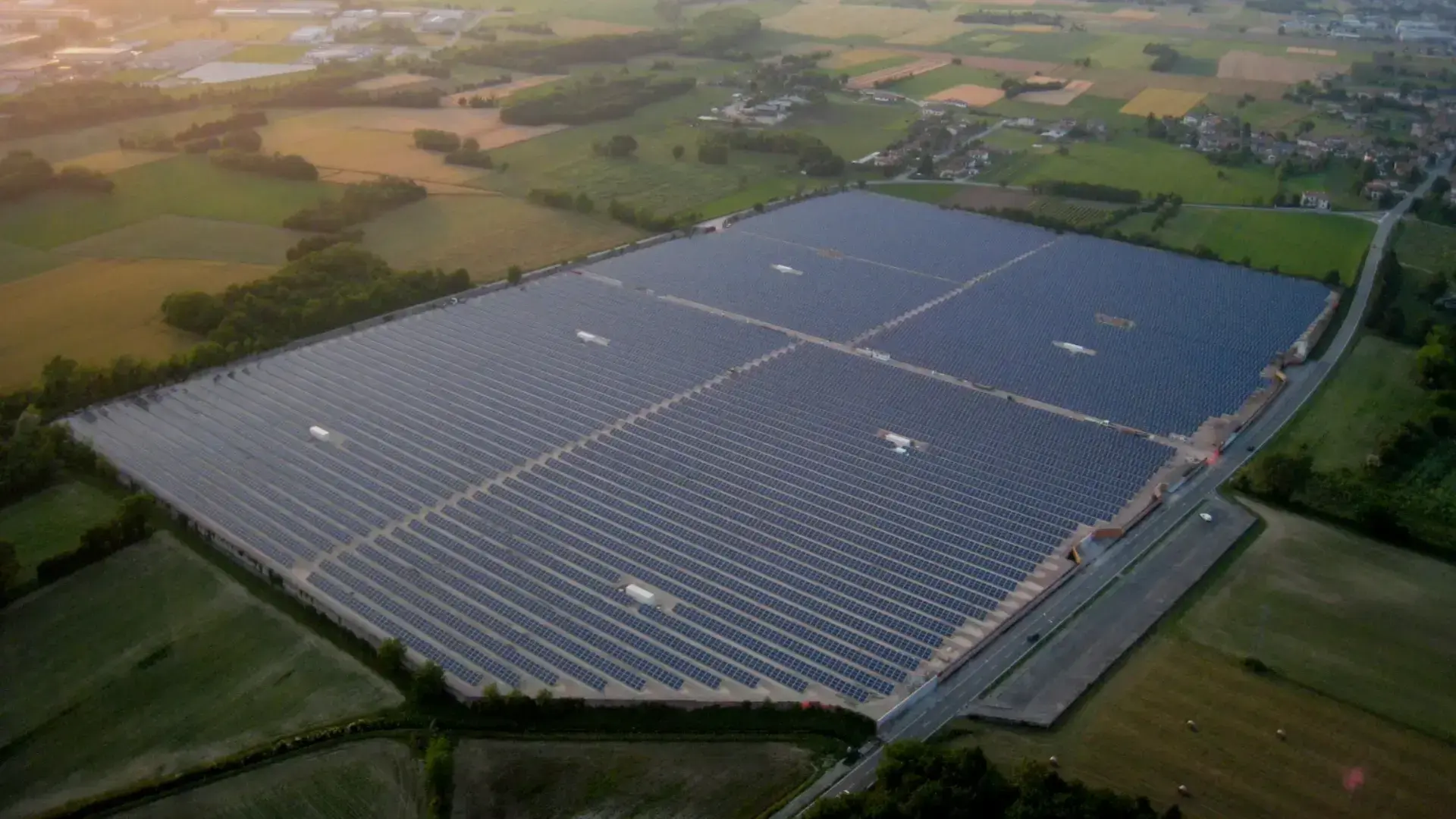 Vista aerea di grande impianto fotovoltaico a terra in zona agricola