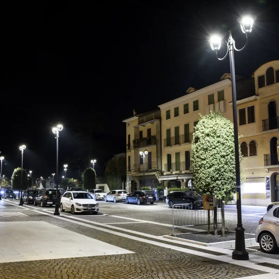 Piazza di centro urbano illuminata di notte con lampioni LED