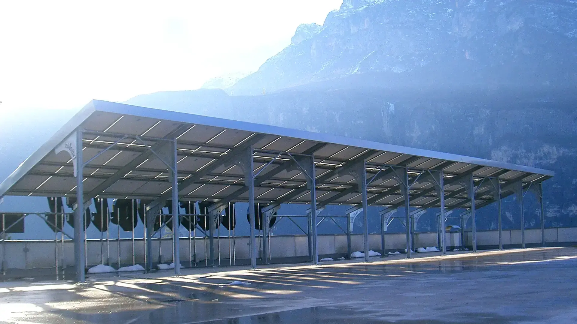 Pensilina fotovoltaica per parcheggio con le Dolomiti sullo sfondo