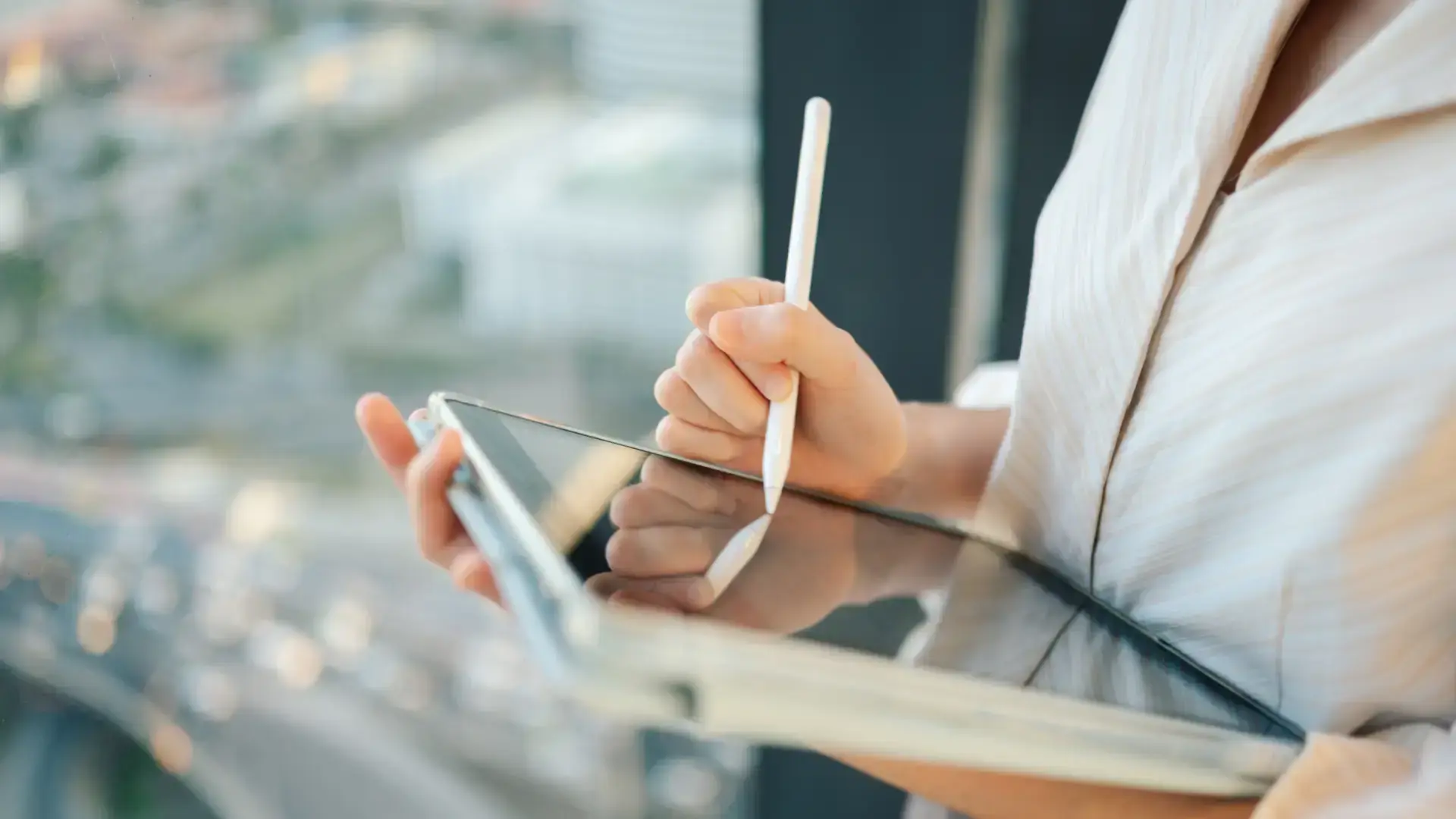 Professionista che utilizza tablet con stilo per gestione digitale